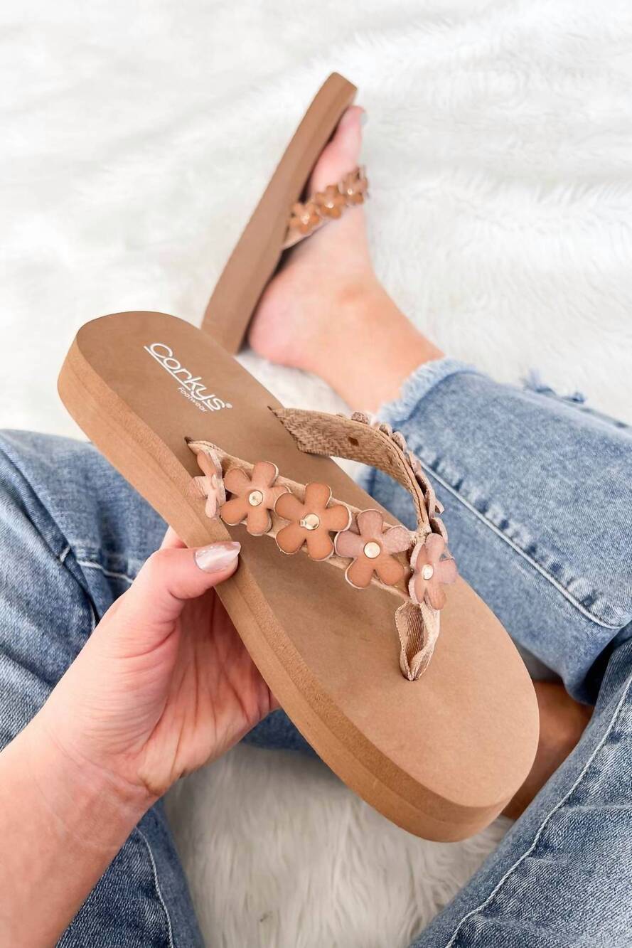 NEW CORKYS FOOTWEAR women's no running flip flops in caramel